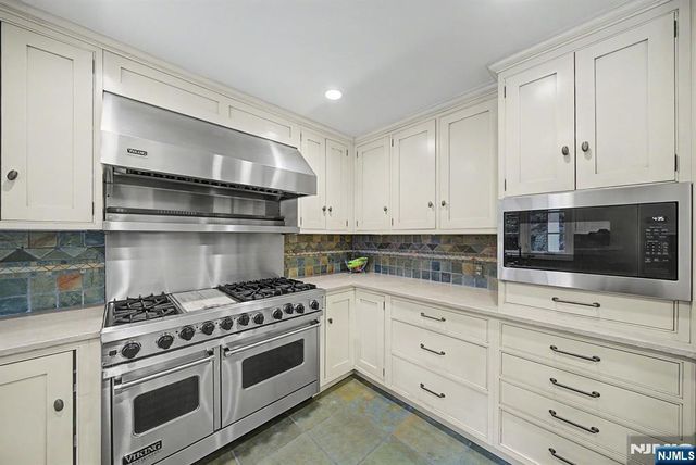 22 Birchwood Place, Tenafly, NJ 07670
