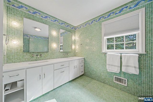 22 Birchwood Place, Tenafly, NJ 07670