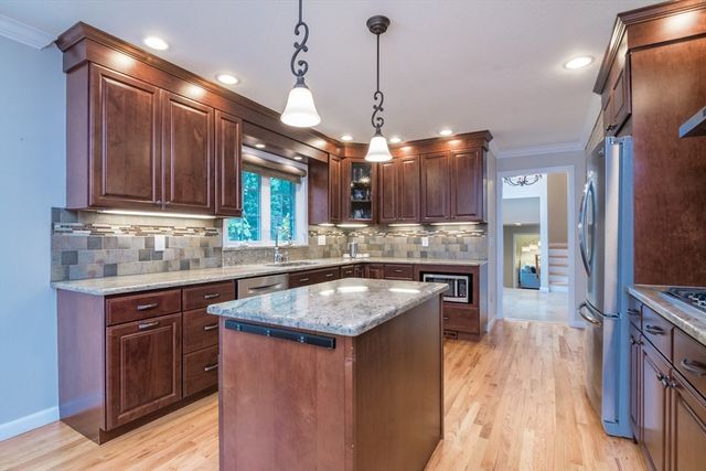 42 Elizabeth Cir, Longmeadow, MA 01106