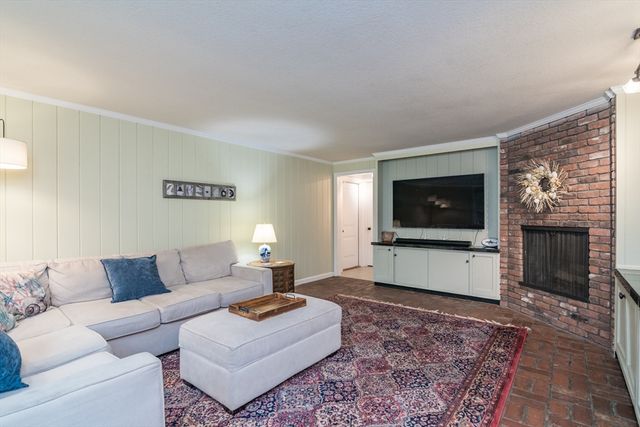 42 Elizabeth Cir, Longmeadow, MA 01106