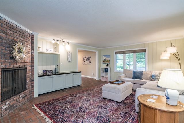 42 Elizabeth Cir, Longmeadow, MA 01106