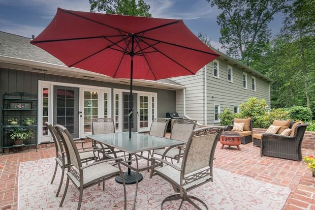 42 Elizabeth Cir, Longmeadow, MA 01106