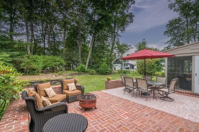 42 Elizabeth Cir, Longmeadow, MA 01106