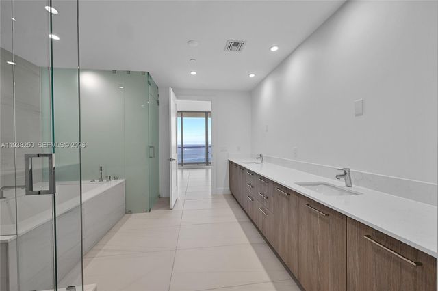 151 N Seabreeze 1701E, Fort Lauderdale, FL 33304
