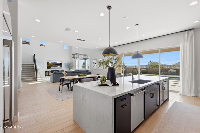 2209 E FALLEN LEAF Lane, Phoenix, AZ 85024