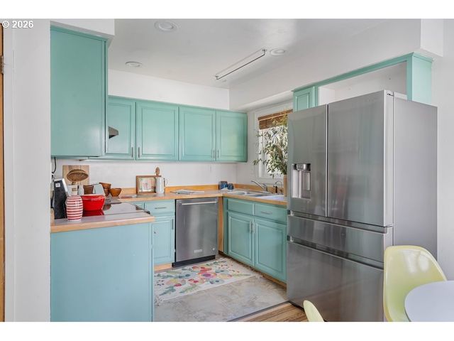 9534 N KELLOGG St, Portland, OR 97203