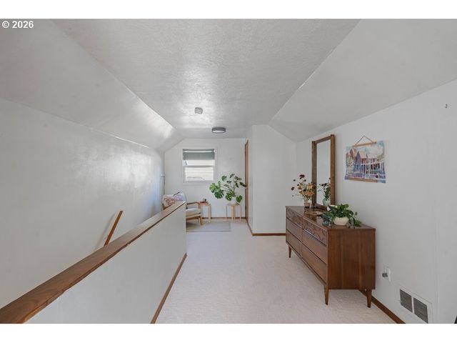 9534 N KELLOGG St, Portland, OR 97203