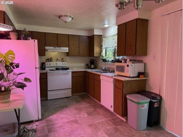 2829 APPLEWOOD Ln, Eugene, OR 97408