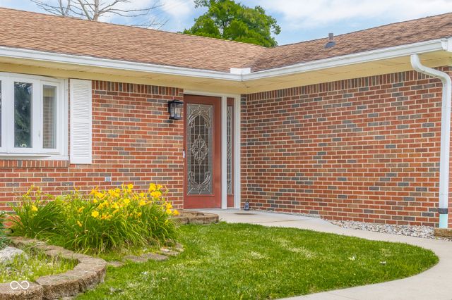 4730 Woodcrest Drive, Columbus, IN 47203