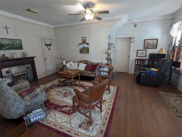 502 W 10th ST, Taylor, TX 76574