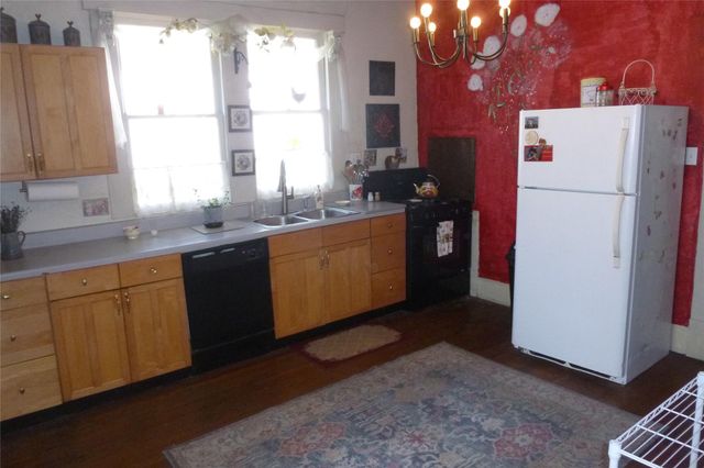 502 W 10th ST, Taylor, TX 76574