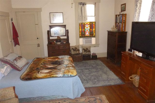 502 W 10th ST, Taylor, TX 76574