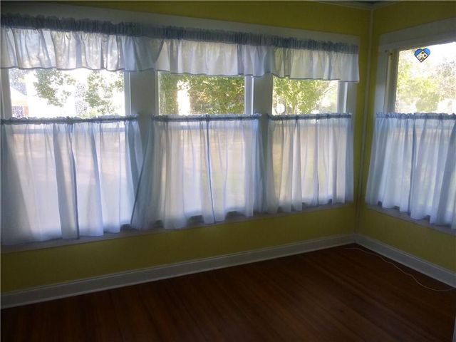 502 W 10th ST, Taylor, TX 76574