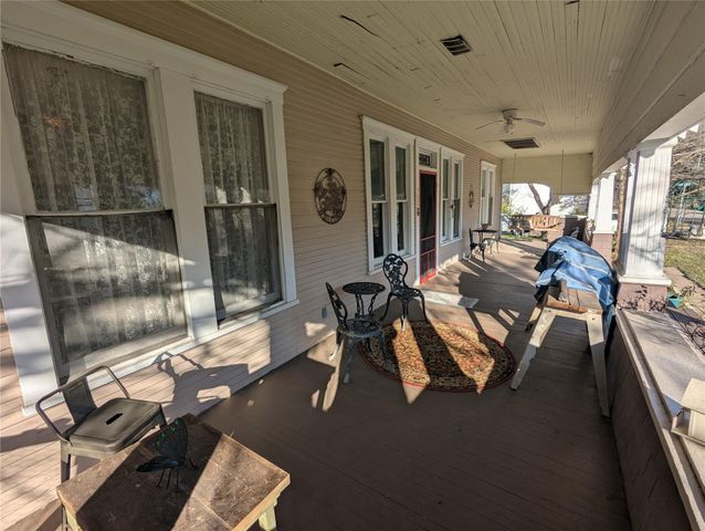 502 W 10th ST, Taylor, TX 76574