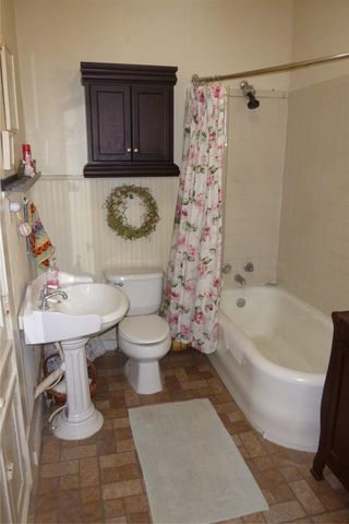 502 W 10th ST, Taylor, TX 76574