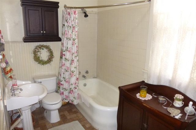 502 W 10th ST, Taylor, TX 76574