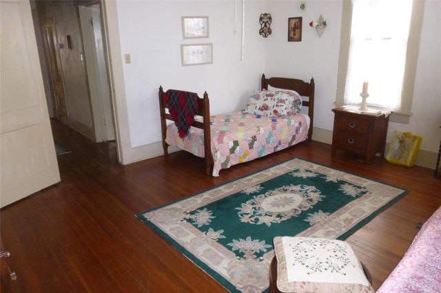 502 W 10th ST, Taylor, TX 76574