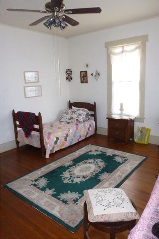 502 W 10th ST, Taylor, TX 76574