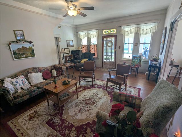 502 W 10th ST, Taylor, TX 76574