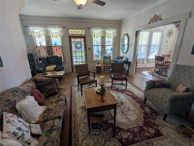 502 W 10th ST, Taylor, TX 76574