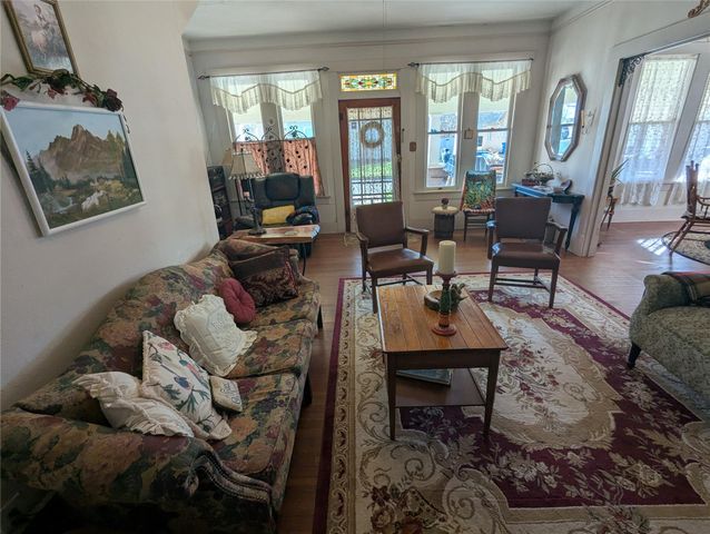 502 W 10th ST, Taylor, TX 76574