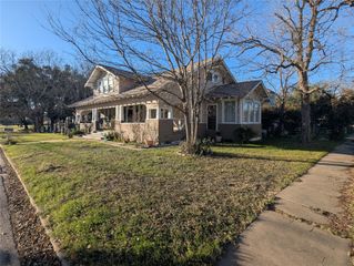 502 W 10th ST, Taylor, TX 76574