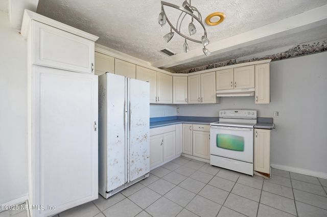 1625 CARBONDALE Drive N, Jacksonville, FL 32208