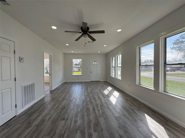 301 E 3rd Street, Sweeny, TX 77480