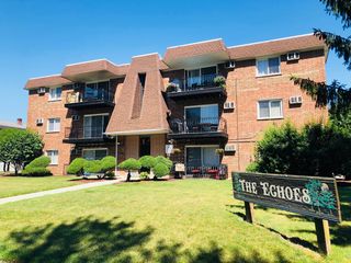 10S453 Echo Lane 5, Willowbrook, IL 60527