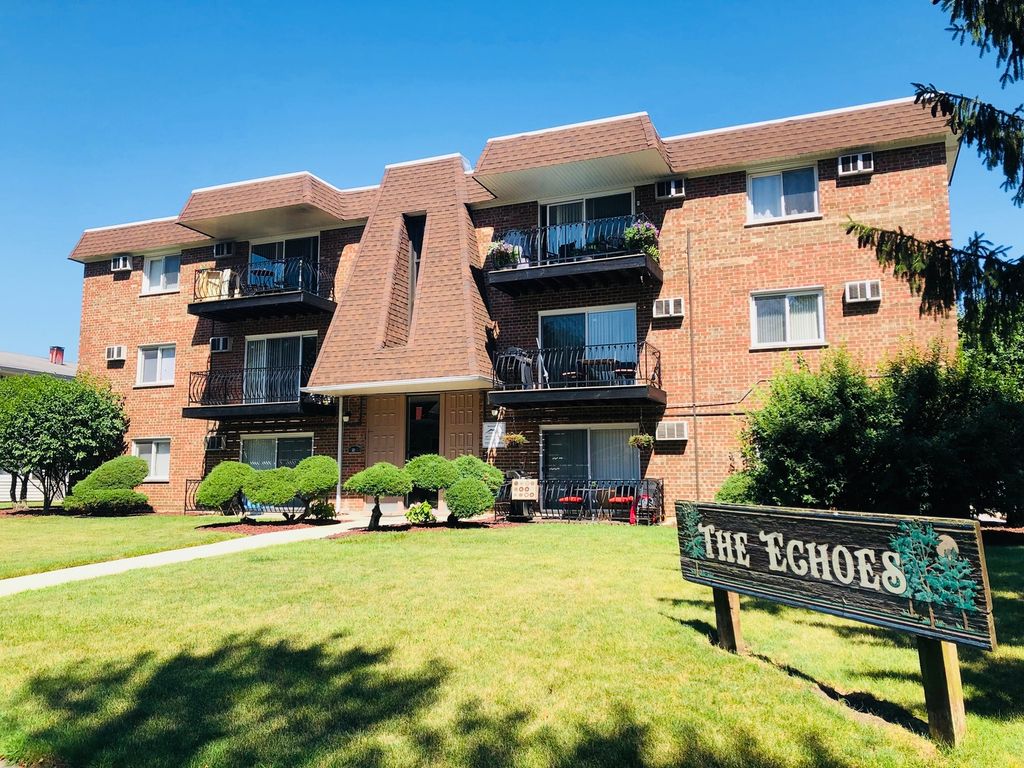 10S453 Echo Lane 5, Willowbrook, IL 60527