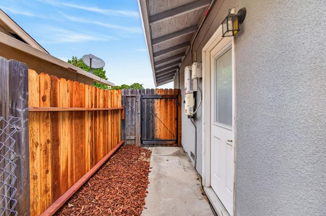 4070 Deer Trail Way, Sacramento, CA 95823