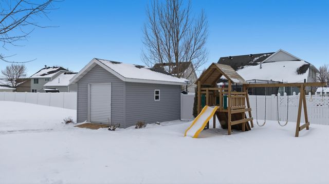 4238 43rd Avenue S, Fargo, ND 58104