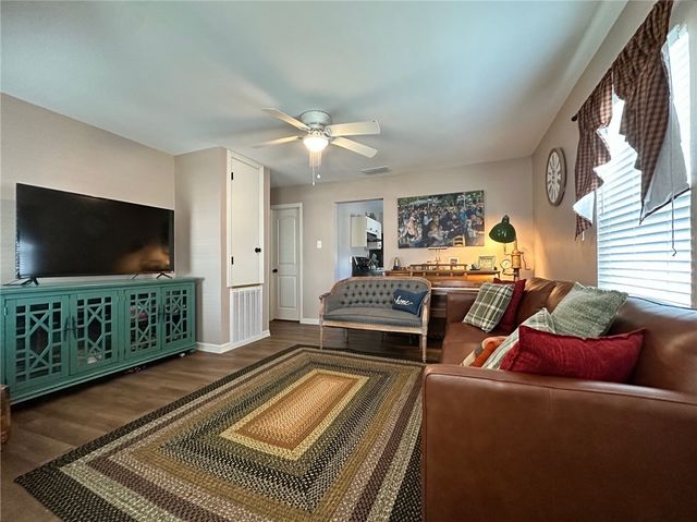 1021 E B Ave, Kingsville, TX 78363