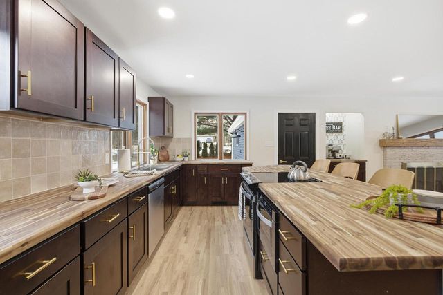 W377S3527 School Section Lake DRIVE, Dousman, WI 53118