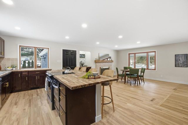 W377S3527 School Section Lake DRIVE, Dousman, WI 53118