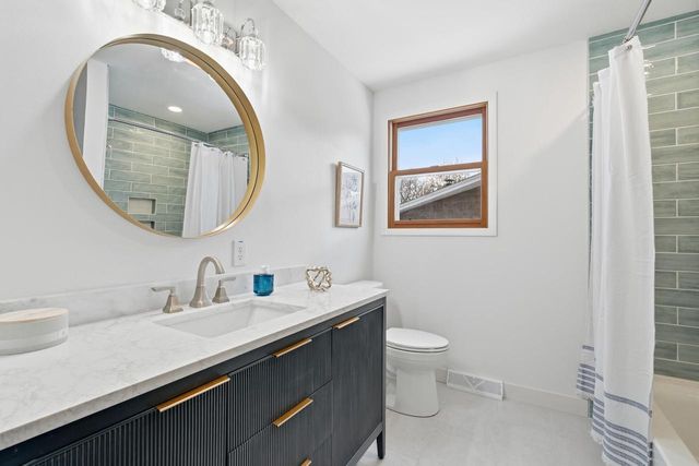 W377S3527 School Section Lake DRIVE, Dousman, WI 53118