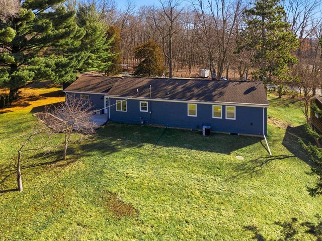 W377S3527 School Section Lake DRIVE, Dousman, WI 53118