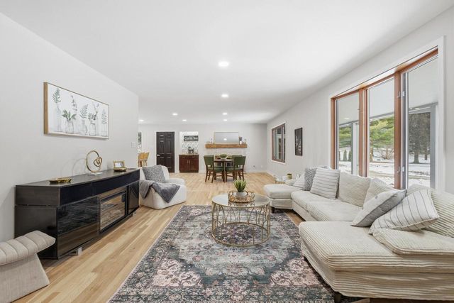 W377S3527 School Section Lake DRIVE, Dousman, WI 53118