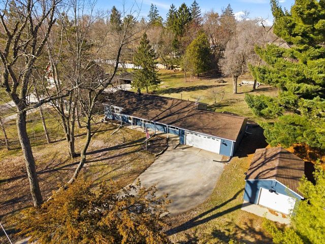 W377S3527 School Section Lake DRIVE, Dousman, WI 53118