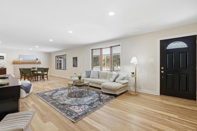 W377S3527 School Section Lake DRIVE, Dousman, WI 53118