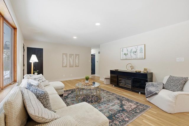 W377S3527 School Section Lake DRIVE, Dousman, WI 53118