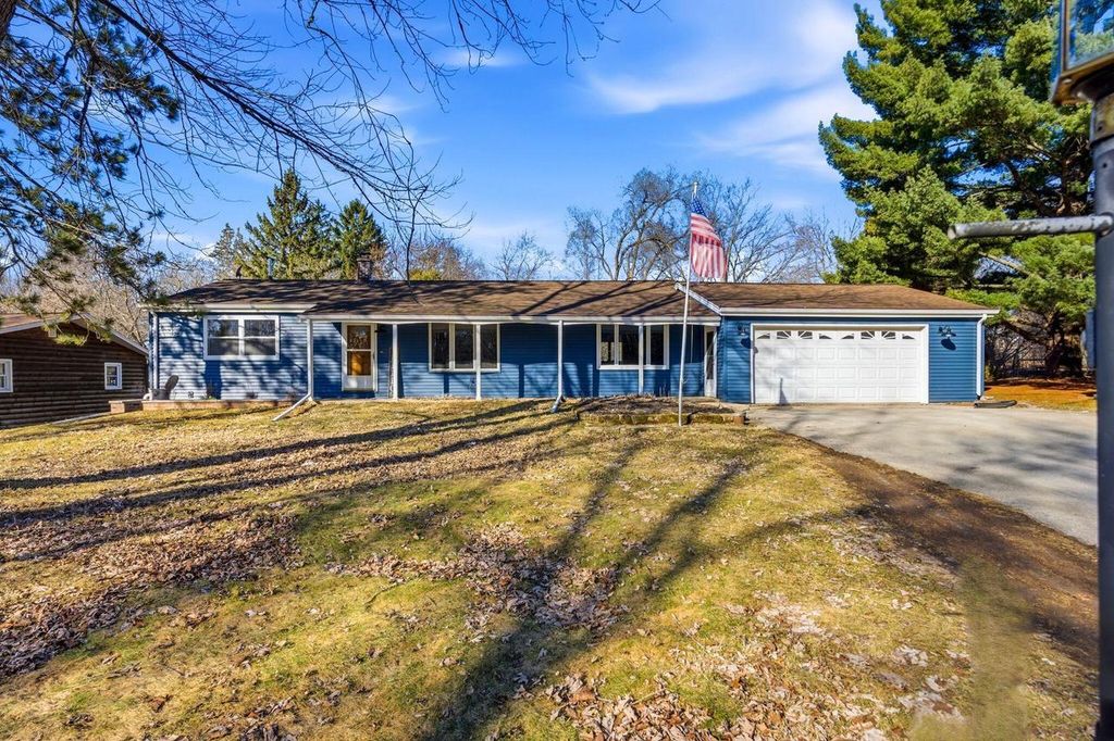 W377S3527 School Section Lake DRIVE, Dousman, WI 53118