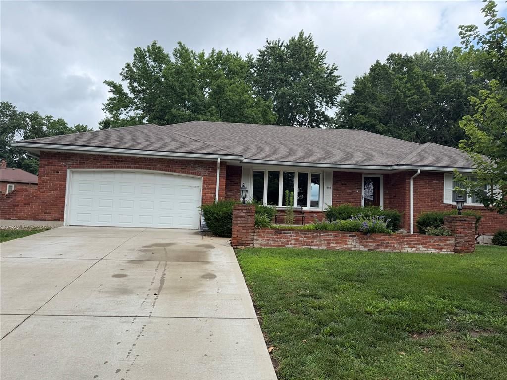 1009 SW SUNRISE Drive, Blue Springs, MO 64015