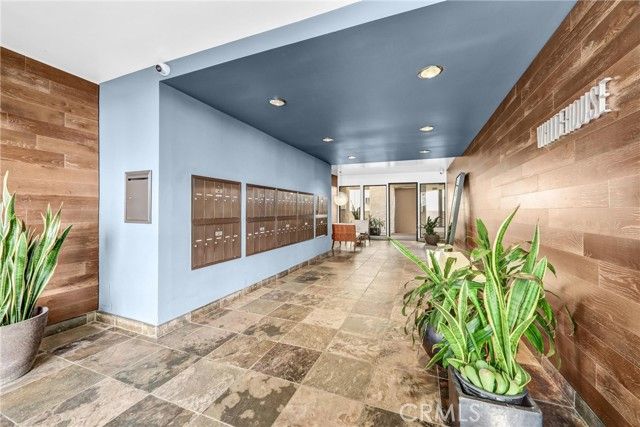 8400 De Longpre 212, West Hollywood, CA 90069