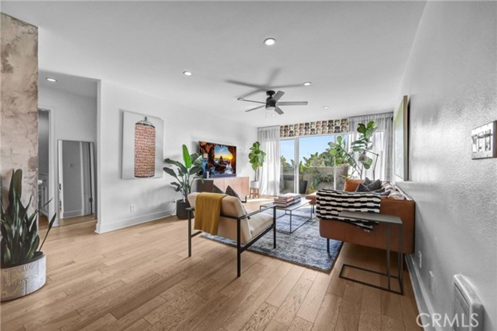 8400 De Longpre 212, West Hollywood, CA 90069