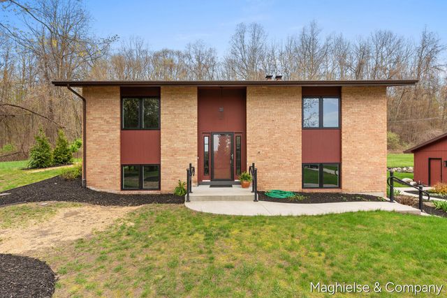 9391 Summit Avenue NE, Rockford, MI 49341
