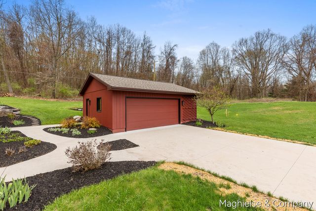 9391 Summit Avenue NE, Rockford, MI 49341