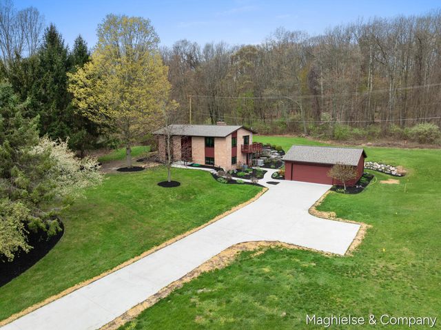 9391 Summit Avenue NE, Rockford, MI 49341