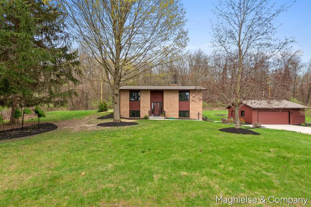 9391 Summit Avenue NE, Rockford, MI 49341