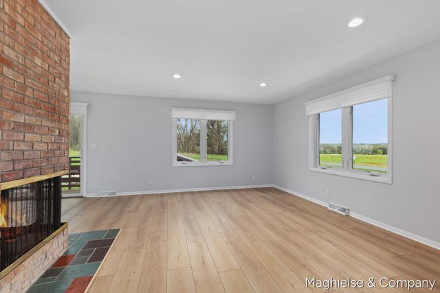 9391 Summit Avenue NE, Rockford, MI 49341